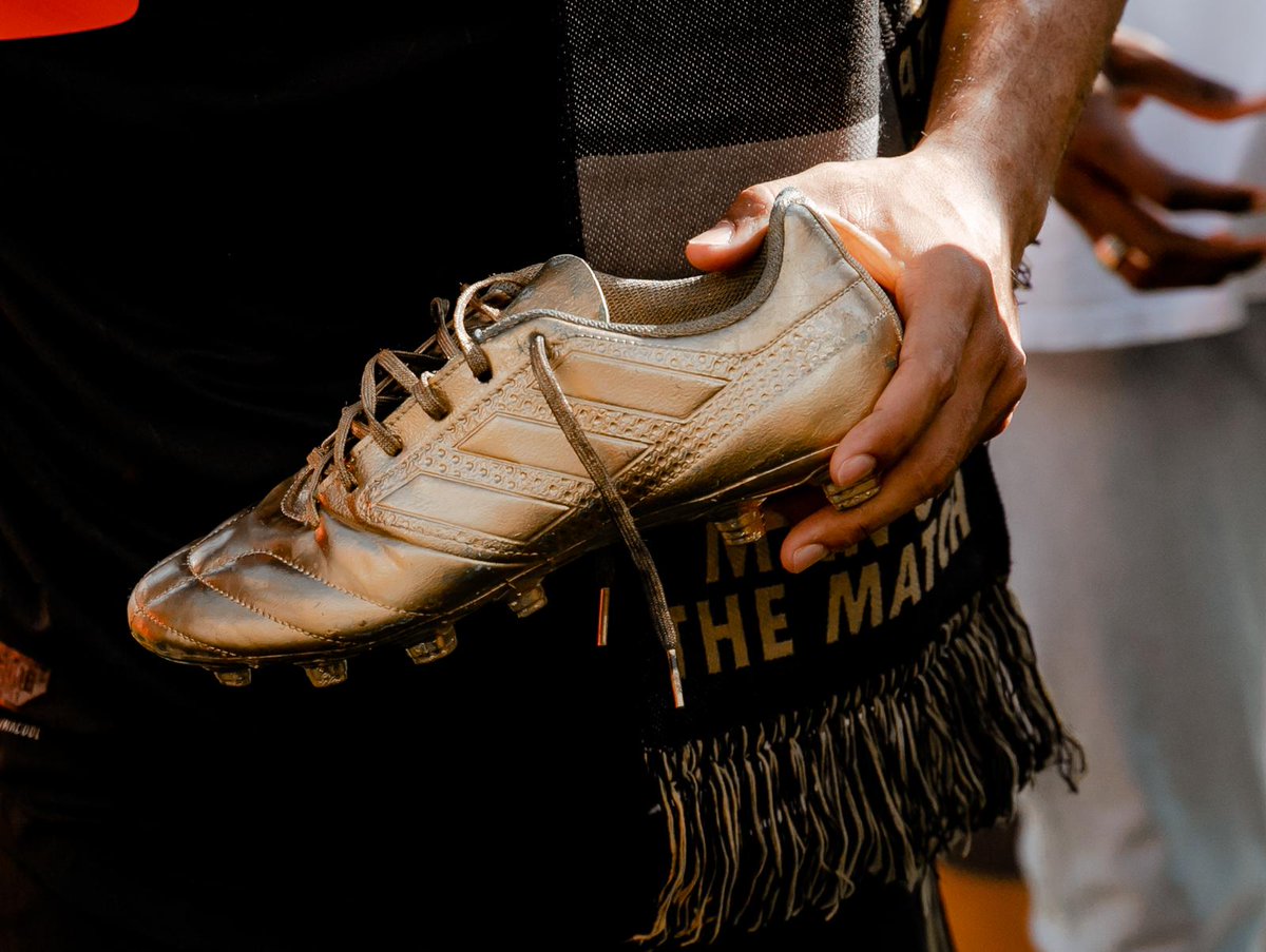 LAFCKrew's tweet photo. Behind the scenes of The MLS Golden Boot
#TheKrew 🖤💛⚽️🐍
#LAFC
#LAFC3252
@11carlosV
#MVP
#MLSGoldenBoot https://t.co/bFqoMpVvzC
