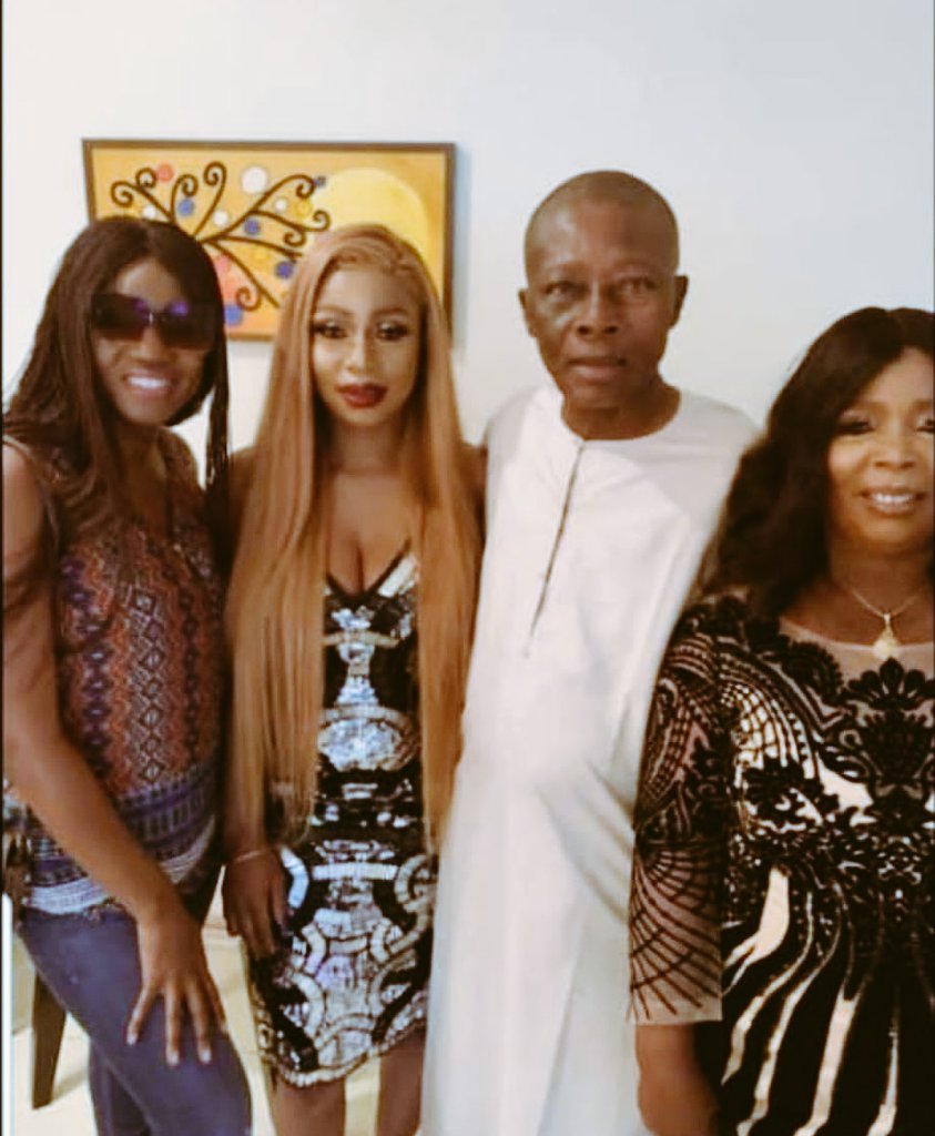 BBAFaves's tweet photo. Queen Mother, Uncle Uzor, Sis Promise and an Aunty. They are our Family now 💛

.
.
#MercilessNation  #BBNaijaFinale
#MercyQueenOfHighlights
#MercyWins #Mercyeke #BBNaija https://t.co/4I1fIkyuJD
