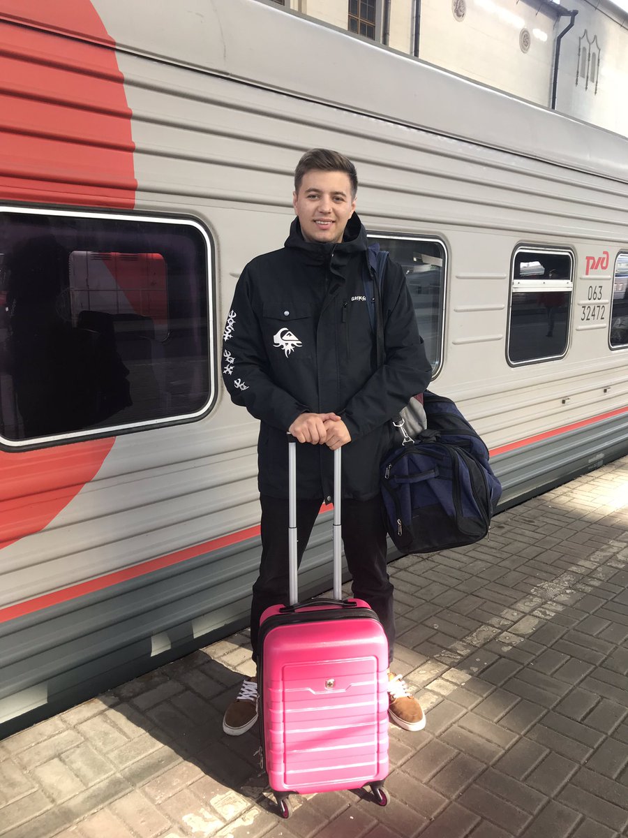 barbihuetor's tweet photo. Дааа, вот оно, чувствуешь? 
Запах топлива, что сжигают стоящие по струнке поезда, добавляет в воздух дизельный привкус. 
Прекрасное чувство ожидания и в спешке найденый вагон. 
Оо даа, я еду домой. https://t.co/UYEEza7ho0