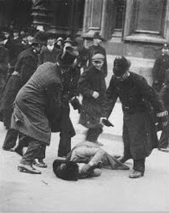 To any woman whinging about #ExtinctionRebellionLondon Imagine the disruption if #EmmelinePankhurst & her #Suffragette supporters had todays means & resources 

“Deeds not words” 
are what got YOURS heard
BE GRATEFUL FOR THOSE FIGHTING FOR YOUR FUTURE
🕊

m.youtube.com/watch?v=Zbdsku…