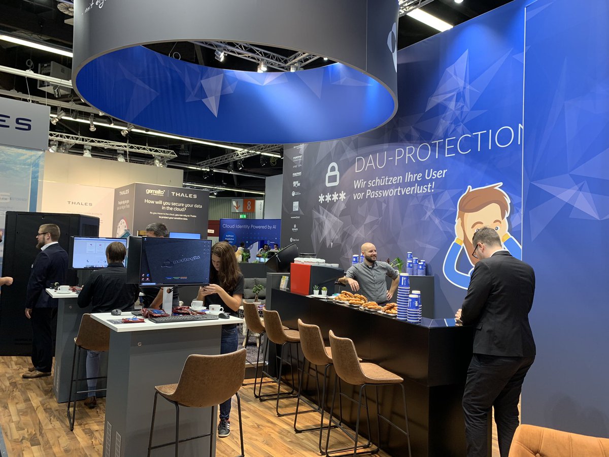 netlogix_de's tweet image. Unser Barista steht bereit: Den besten Kaffee auf der #itsa19 gibts bei uns am Stand 546 in Halle 9! #netlogix #ITSecurity #DAUProtection #Rösttrommel