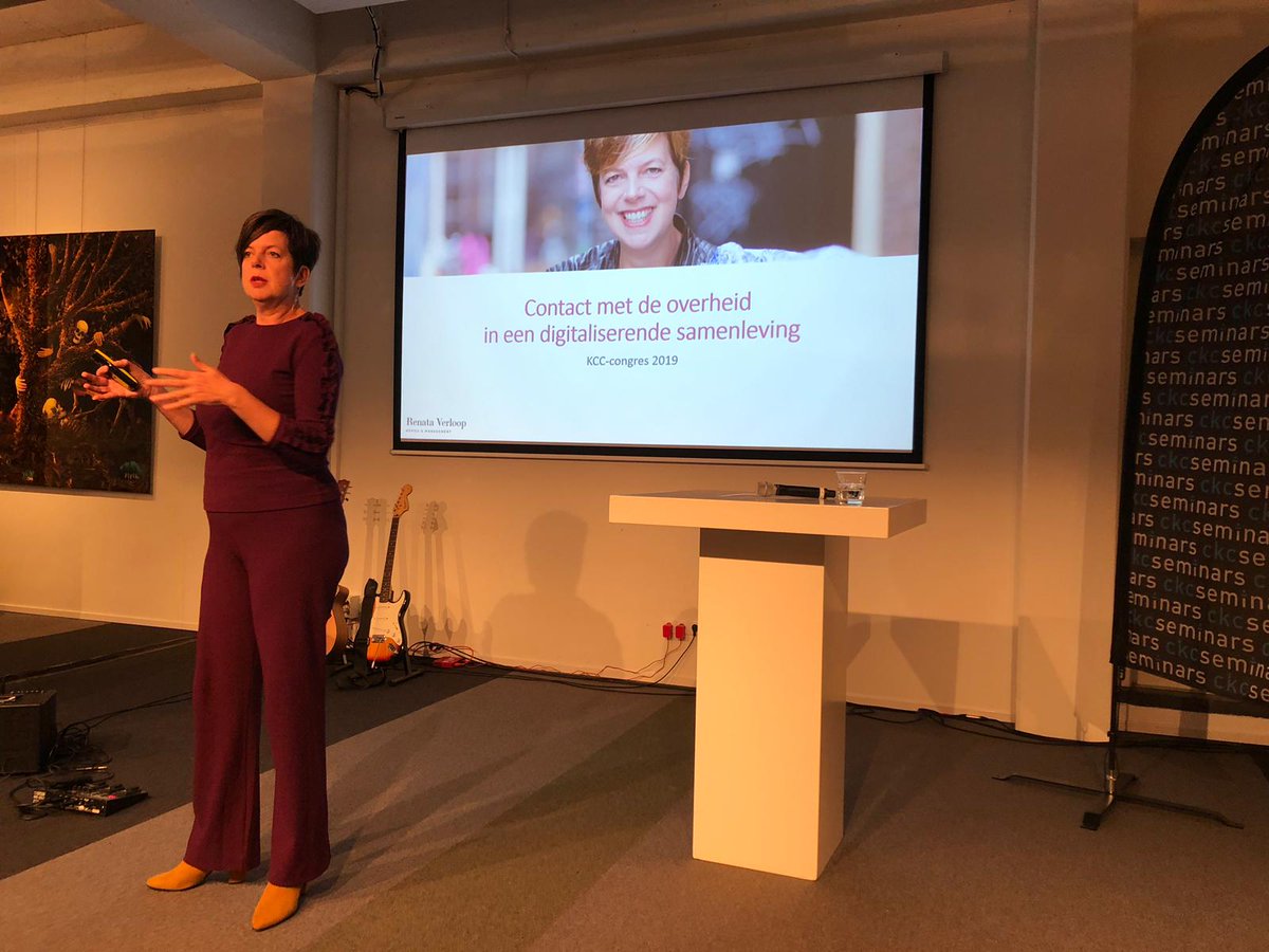 De opening van de 10e editie van het KCC Congres door @renataverloop wat betekent het #digitaal #transformeren van je organisatie voor de cultuur &amp; mensen #kccnl #klantcontact #klantbeleving #dolhofopruimen #websitealsmoederschip #overheid #gemeente #menselijkcontact
