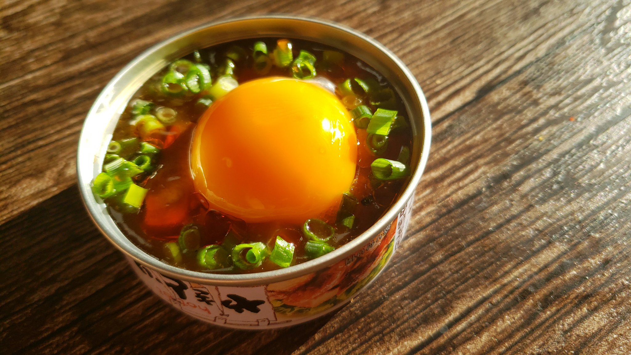 リュウジ 料理のおにいさんバズレシピ これは僕が世界で一番旨いと思ってるホテイのやきとり缶の食べ方なんですが 湯煎でグツグツ温めた缶に卵黄と小葱を乗せてやきとりに絡ませながら食べるんです 月見やきとり缶 お好みでラー油垂らしてもピリッと旨い
