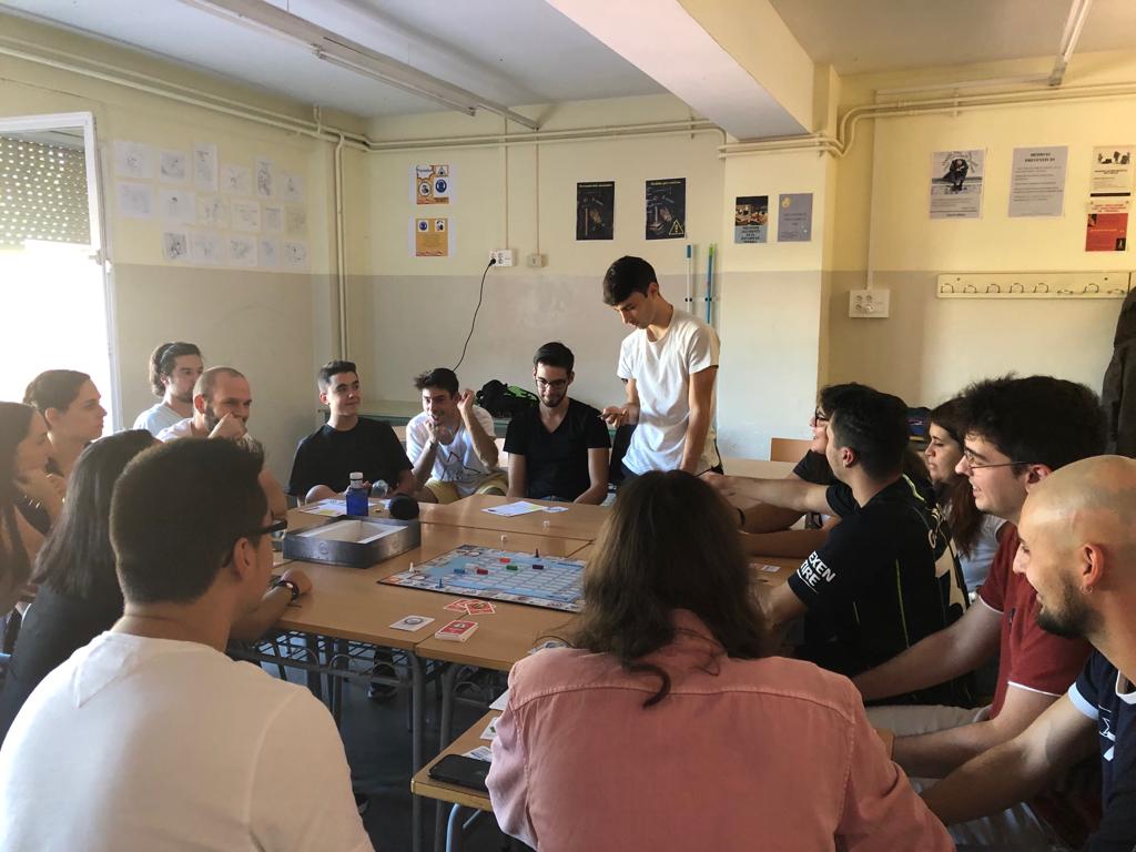 Funtraders_FT's tweet photo. Con esta energía empieza el último curso del CFGS de Transporte y Logística del Institut Jaume Mimó de Cerdanyola, casi 3 horas "non stop"; los alumnos no quisieron ninguna pausa, querían acabar la partida con Funtraders donde aprenden divertiendose 😊. La #gamificación al poder! https://t.co/xJv25DUA7K