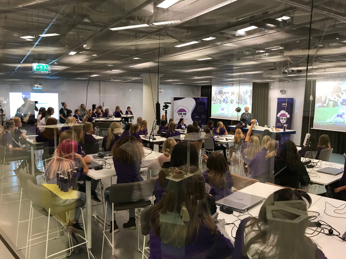 A full house of 11-13 year old girls listening to <a href="/FredrikLofgren/">Fredrik Löfgren</a> about #robotics #ai at #awsgirlstechday <a href="/expectum/">Paul</a> #awsincommunities @awsincommunities #code #västerås