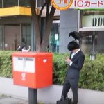 スマホに夢中になり過ぎて？今どきの若者はカラスが頭の上に乗っても気付かない!