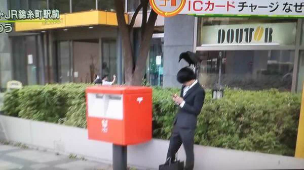 スマホに夢中になり過ぎて？今どきの若者はカラスが頭の上に乗っても気付かないwww