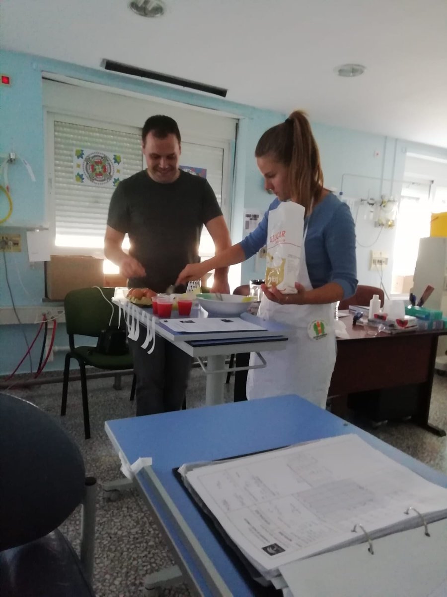 Seguimos impartiendo los talleres de "Merienda en hemodiálisis" dentro del proyecto "Atención a pacientes de la provincia de Granada". 
Aquí os dejamos una foto del taller impartido de la mano de nuestra nutricionista y nuestro psicólogo en Guadix.