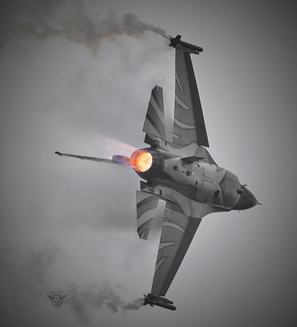 FOTOgrAAMA's tweet photo. Joan Alarcon @ec_jad nos envía estas fotos 📷  del Capitan Stefan  «Vador» Darte con su #DarkFalcon en el #AirPower19 #Zeltweg #Austria @Airshowinfohu 
#planespotting @AmigosMuseoAire #spotter #FOTOGRAAMA #avgeek #avgeeks @BeAirForce @BAFf16display #planespotting https://t.co/ctZZNGnzv3