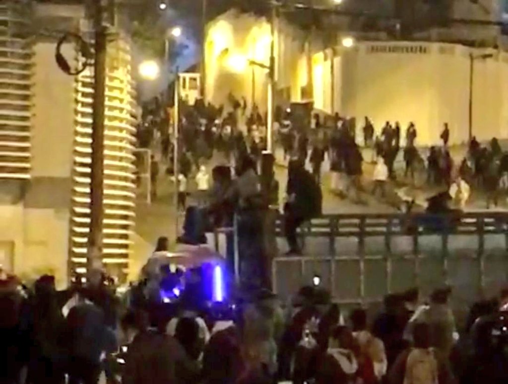 MarchaEc's tweet photo. Esta turba de correistas infiltrados, instigaba a nuestros indígenas a tomarse la Asamblea Nacional, nuestra gente no los apoyó y en número reducido, fueron repelidos del lugar. #MarchaEc https://t.co/5yu0vbZjcG