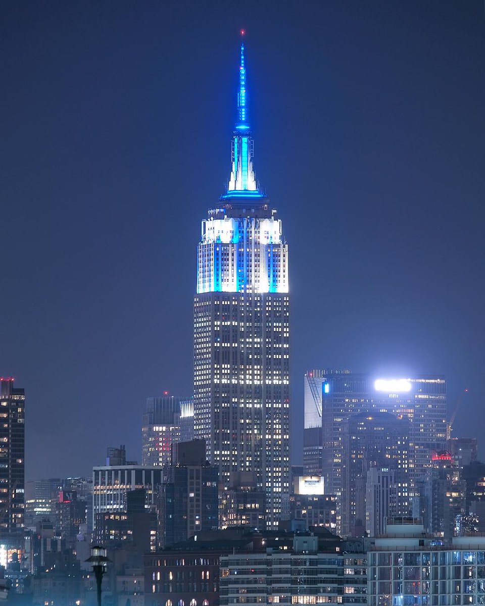 EmpireStateBldg's tweet photo. Everyone knows they play to win, ‘cause they’re the New York @Yankees!
 
We’re celebrating the team’s advancement to the American League Championship Series by sparkling in blue &amp; white pinstripes for the next 30 minutes. #ALCS #PinstripePride
 
📸: fullmetal(.)photos/IG https://t.co/Ke0k1UF9Z6
