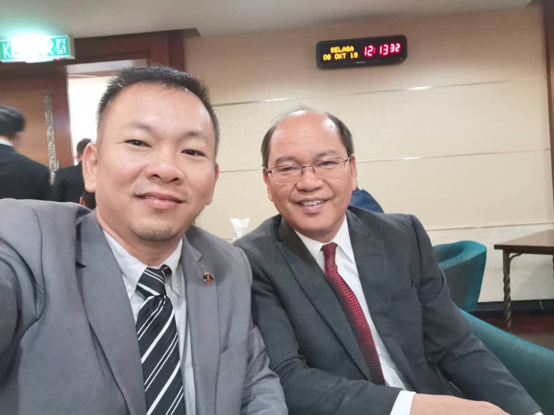 madiustangau's tweet photo. At the Parliament lobby. I took the opportunity to update ⁦@mpchanfoonghin⁩ the Kota Kinabalu MP on the latest progress of the redevelopment of #Starcity.  ⁦@MTISabah⁩ is on track in getting stakeholders to resolve issues raised. ⁦@SEDCOSabah⁩ #Sabahleaders https://t.co/13iiUJOKW9