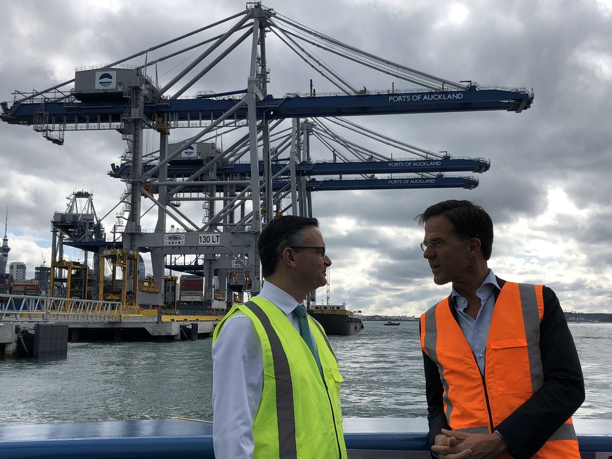 🇳🇱<a href="/MinPres/">Dick Schoof</a> Rutte visited Port of Auckland on Tugboat with <a href="/jamespeshaw/">James Shaw</a> discussing sustainability policy of @Portauckland including Philips lighting and recently purchased worldwide first electric Tugboat that has been developed by Dutch damen and POAL.