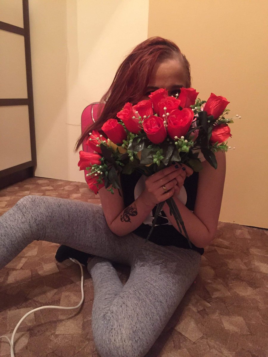 JanaArdan's tweet photo. Good Morning!
Roses without to the Guns!🌹🥀
I can't wait when my baby can give to me these Roses!💋💋❤️🥰 @___SLASH_____
#memories #2018year #redhair #HMfashion #fakeroses #ilovemybabysomuch https://t.co/xyYuxcURA4