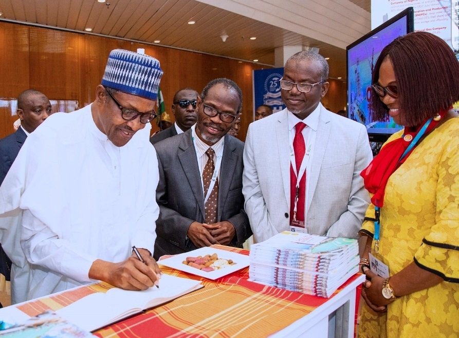 Shell_Nigeria's tweet photo. 📸 😊 #NES25 DAY 1
We were incredibly honoured &amp; delighted to host His Excellency, 🇳🇬President Muhammadu Buhari @MBuhari at the #Shell stand. Thank you for joining us! https://t.co/mKCsFp0QQe