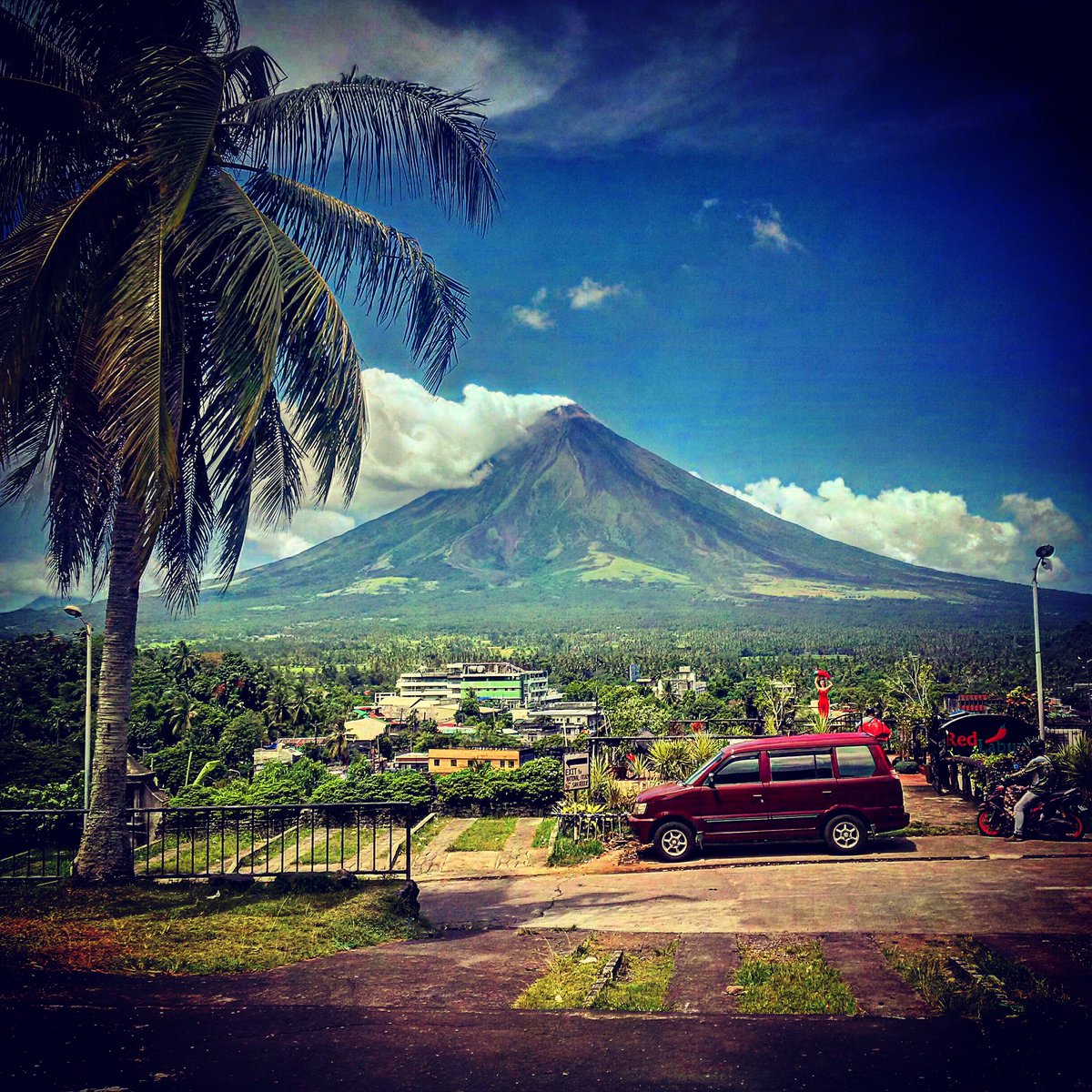 everydayKaycee's tweet photo. Hello beautiful! It’s nice to see you again (and for the next five days) 😁❤️👍🌋 #wheninAlbay #geoPH #heritagePH #landPH #perfectcone #choosephilippines🇵🇭 https://t.co/Qn8KL0MJj1