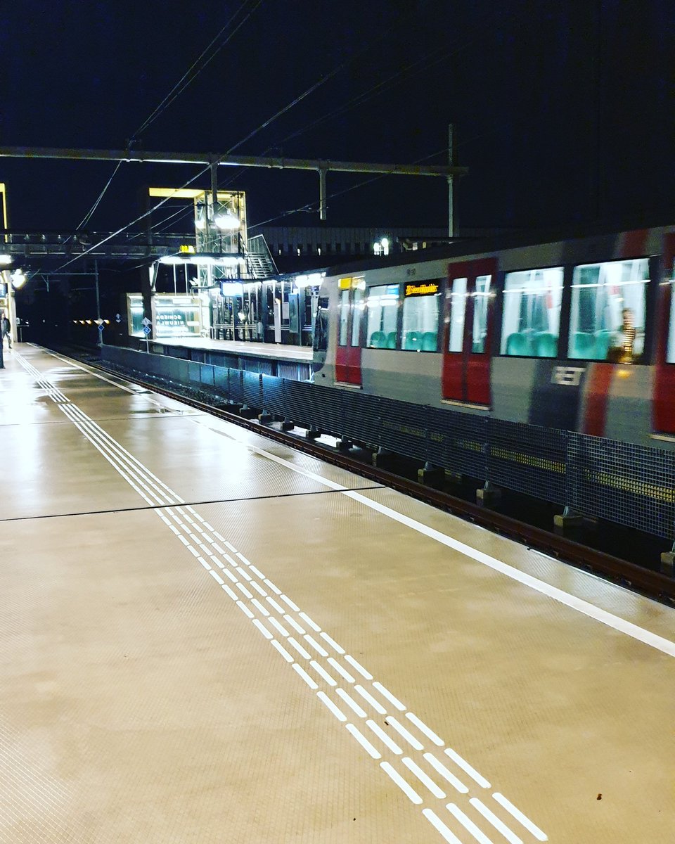 suusjelaban's tweet photo. Eindelijk! βοΈ
Wat een heerlijkheid, metro van deur tot deur π€©
#life #work #hoekselijn #metro #ret #hoekvanholland #nesselande #dijkzigt #vandeurtotdeur #retesnel #vananaarb https://t.co/kGVQP07zPv