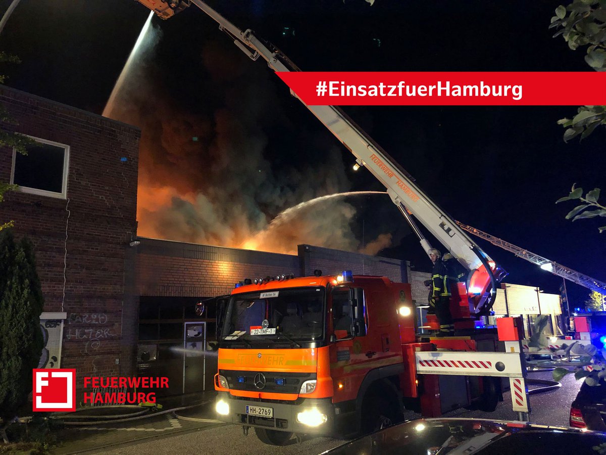 FeuerwehrHH's tweet photo. Großbrand in #Hamburg #Hohenfelde - Druckerei in Vollbrand, @FeuerwehrHH im kräftezehrenden Großeinsatz.

Der Bericht ⤵
https://t.co/SV3VNcec5N

#EinsatzfuerHamburg #FEU3 https://t.co/x81FIXkpLQ