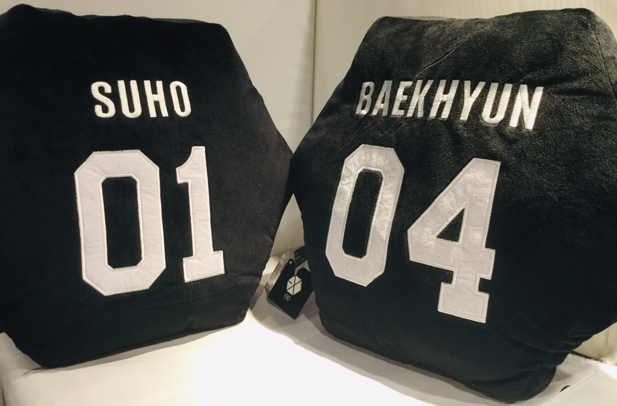 O Xrhsths Gigo 赤羽 Sto Twitter 景品情報 Exo ロゴbigクッション1 2 3 人気k Popアイドルグループ Exo のクッションがプライズ景品で登場 スタイリッシュでカッコいいデザインでご用意 各メンバーの名前とナンバー グループロゴがプリントされています