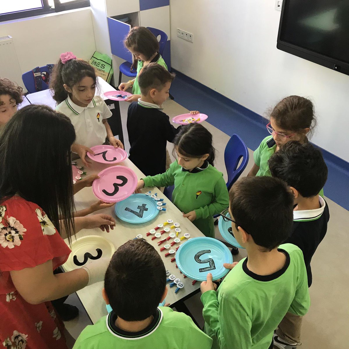 İkişerli yarışma grupları ile tabaklarımıza ,ritmik saymalarla (2-3-4-5)doldurduğumuz mandalları yerleştirerek çarkımızı tamamladık.🔖👫