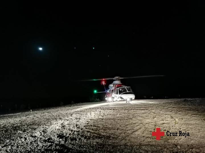 CruzRojaProvTfe's tweet photo. #ERIEBSTLPA #GREIM @PNCaldera están trabajando ésta noche, para localizar un accidentado en el PN Caldera de Taburiente. #GREIM Helitransportado por #HELIMER @salvamentogob @112canarias https://t.co/Q2mt3UcVrs