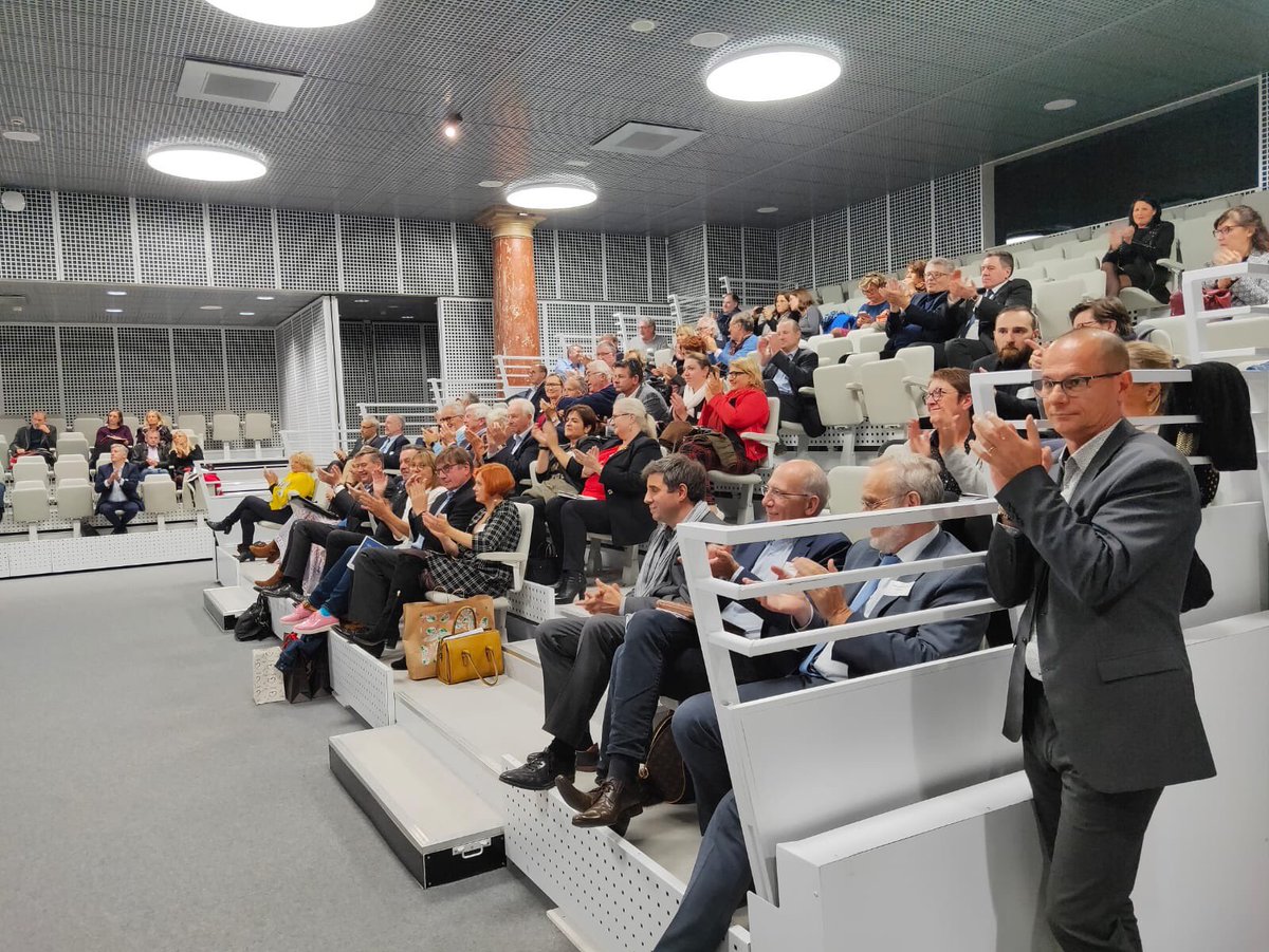LPBLERVACQUE's tweet photo. Chaleureux remerciements aux membres de l’assemblée et aux collaborateurs @CCIGrandLille, ainsi que pour les nbx messages d’encouragements reçus. Nous allons porter ensemble un projet CCI fort #Innovation #design #digital #rev3 #formation #territoires aux côtés de nos partenaires https://t.co/YthKOoN6xo