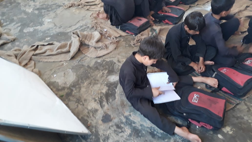Udhyaana's tweet photo. This is Govt Primary School Painda Swat. The school is in  poor condition. Students have no proper facilities for setting and reading. @MuradSaeedPTI  when will you speak on it ? https://t.co/yunwIeYCej