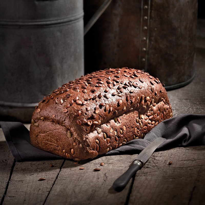 Even voorstellen: Duinen Pompoen. Dit knapperige donkere meergranenbrood zit bomvol met pompoenpitten. Die geven het brood z'n unieke smaak. Deze week 2e gratis! #bakkervanmaanen #eenoriginelevanmaanen #duinenpompoen