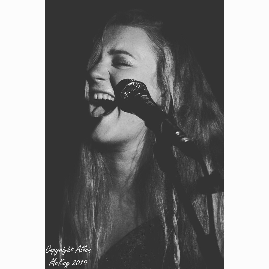 SJ_Mortimer's tweet photo. Playing the glorious one and only @theflyingpigpub tonight to sing my socks off! 💃🎶🍻🐷 9pm #Tonight #Cambridge #savetheflyingpig https://t.co/SFWHh2vzA2