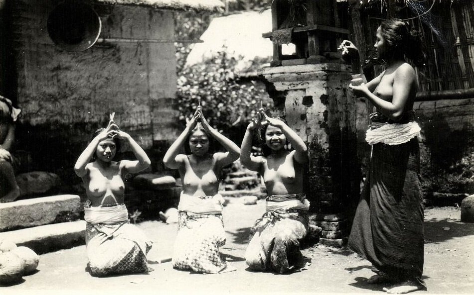 PhotosBare's tweet photo. Native topless women, (1920s), indonesia, BALI. https://t.co/cqiLNLErTY https://t.co/kGf2HbEhge
