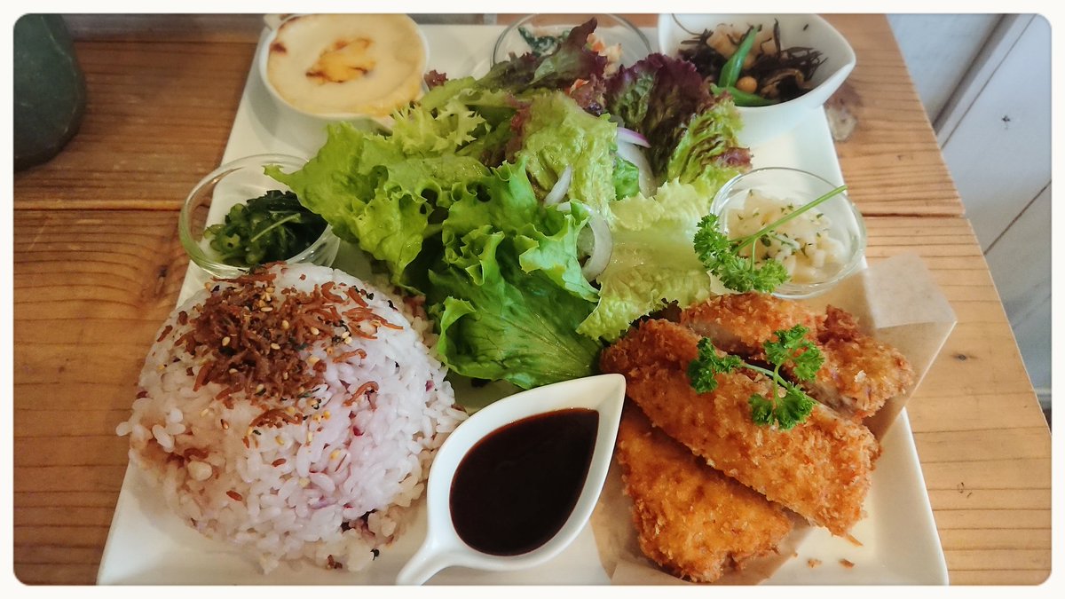zaburanranru's tweet photo. 今日のランチは
東雲の #funkitchen
ようやく来ることができました♥️
メイン料理(今日はとんかつ)
小鉢が5つ
大盛りサラダ
十六穀米とお味噌汁で980円
見た目以上にボリュームがあり
味も最高だった♥️
#広島グルメ
#今日のお昼ごはん
広島市南区東雲1丁目21−9
https://t.co/gSZad0aiF2 https://t.co/D6gyVrnAEI