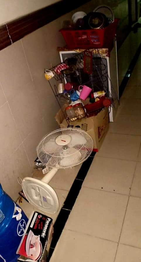 EngrBaloch2's tweet photo. ایک مرتبہ پھر تعلیم دشمن یونی ورسٹی انتظامیہ کا غیر اخلاقی اقدام_
پولیس کا BMC گرلز ھاسٹل کا گھیراو، اسٹوڈنٹس اور ھاوس آفیسرز کا سامان باھر پھینکا جارھا ھ
#DownWithVC
#DownWithBUMHS_Administration۔
@jam_kamal @Senator_Baloch @HamidMirPAK @sakhtarmengal https://t.co/AFeRkvIHrb