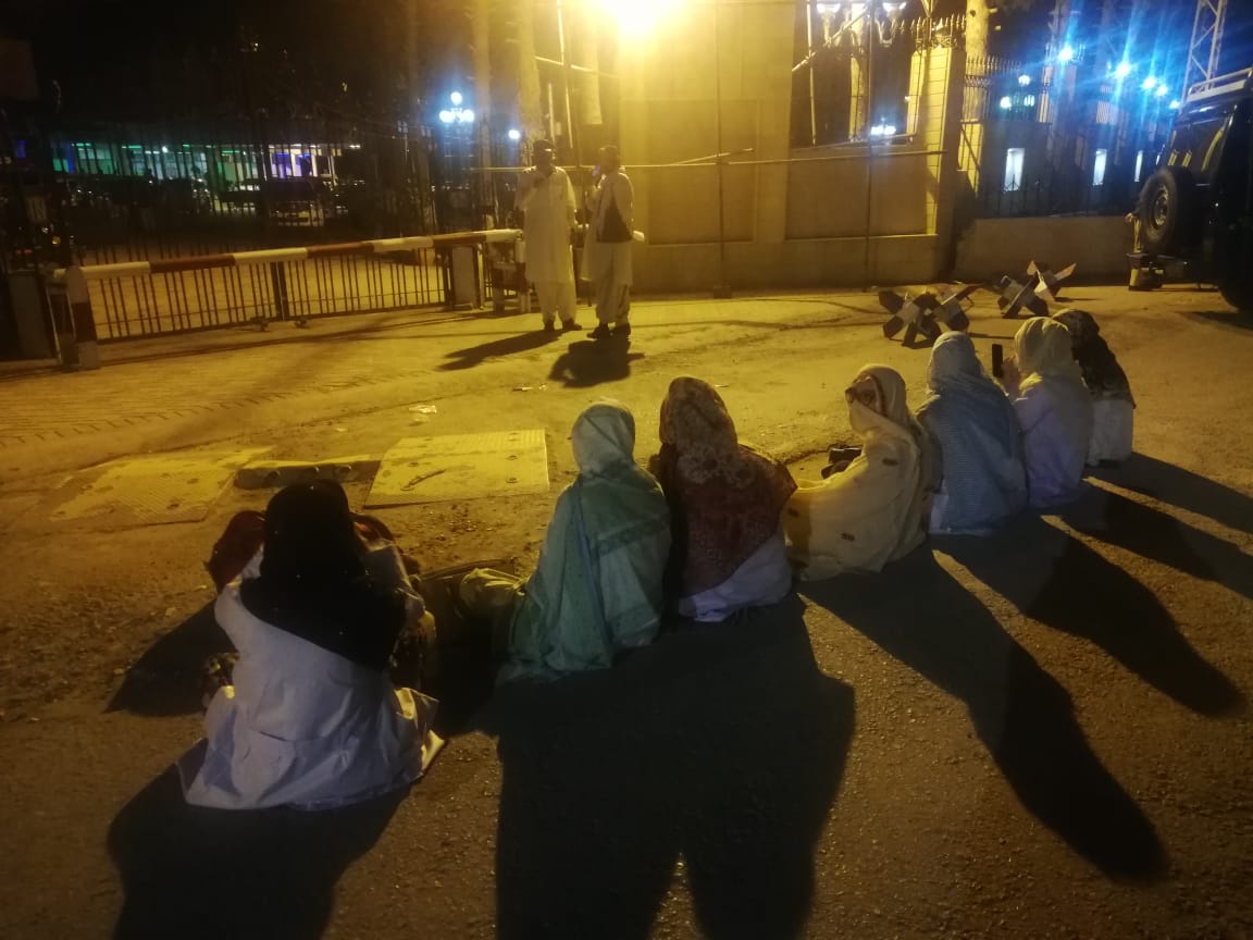 EngrBaloch2's tweet photo. ایک مرتبہ پھر تعلیم دشمن یونی ورسٹی انتظامیہ کا غیر اخلاقی اقدام_
پولیس کا BMC گرلز ھاسٹل کا گھیراو، اسٹوڈنٹس اور ھاوس آفیسرز کا سامان باھر پھینکا جارھا ھ
#DownWithVC
#DownWithBUMHS_Administration۔
@jam_kamal @Senator_Baloch @HamidMirPAK @sakhtarmengal https://t.co/AFeRkvIHrb