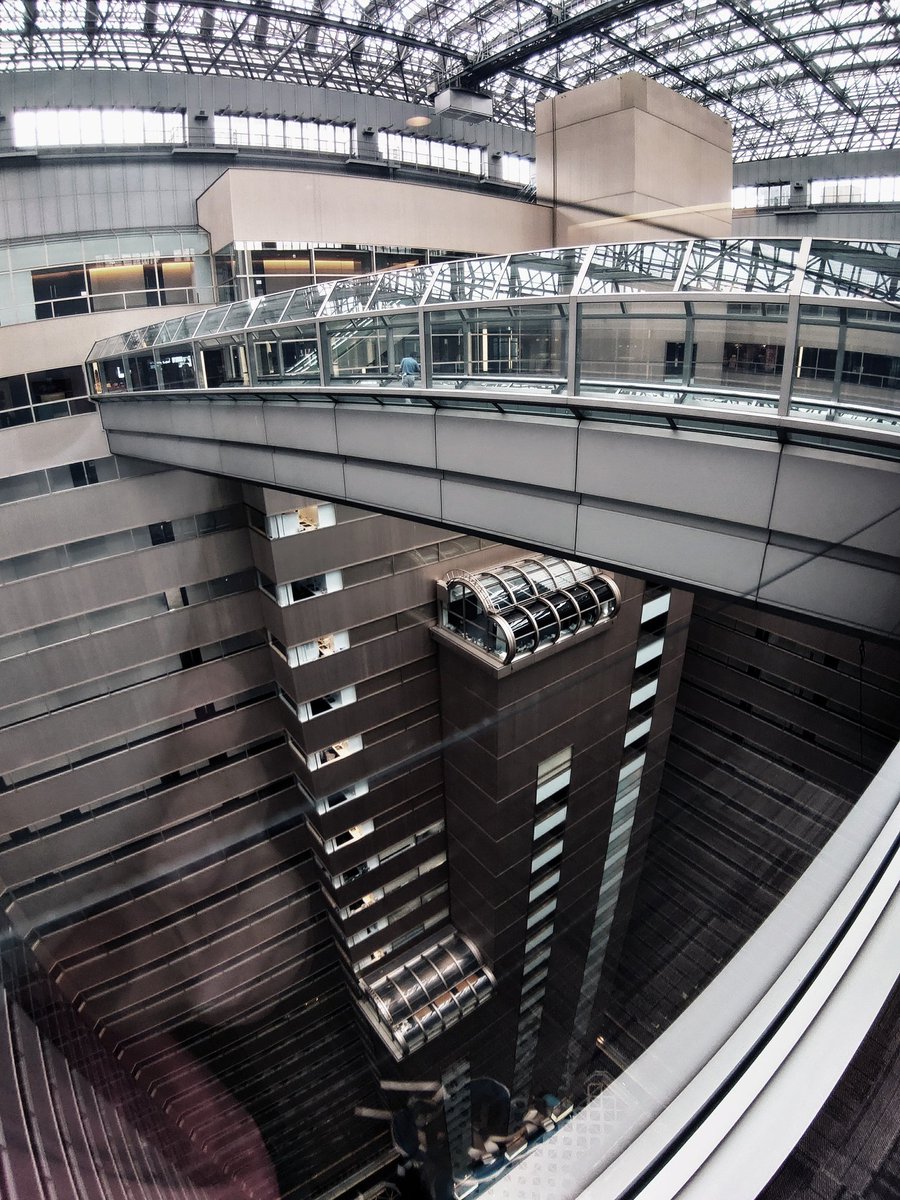 Bell S 新宿nsビル展望台 吹き抜け回廊に奥には代々木公園が