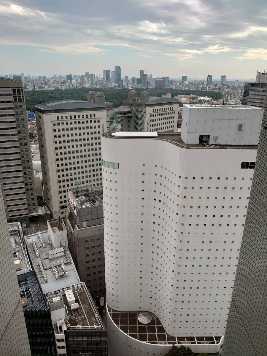 Bell S 新宿nsビル展望台 吹き抜け回廊に奥には代々木公園が