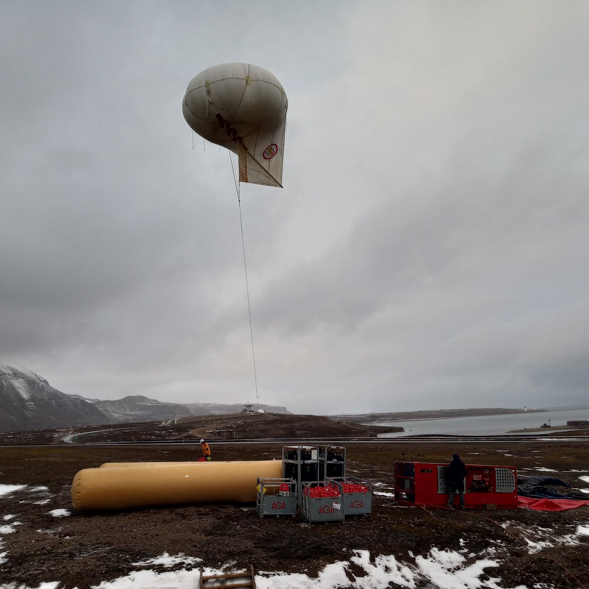 #HoloBalloon is flying in #NyAlesund😎. Just a short test flight, but higher flights will come soon. The clouds looks great for #AtmosphericSciences and #ArcticResearch
@NASCENT_Arctic @usys_ethzh @ETH 
Picture by Jörg Wieder