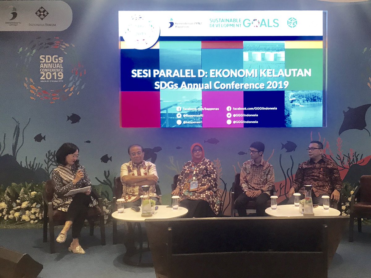 GGGIIndonesia's tweet photo. Para panelis ahli yang mewakili beberapa sektor strategis ekonomi berdiskusi dan saling berbagi pengetahuan tentang “Ekonomi Kelautan” di #SDGs Annual Conference 2019 yang diselenggarakan oleh @BappenasRI. Sesi ini dipandu oleh moderator @venaannisa. #LautBerkelanjutan https://t.co/kccTc7iIkb