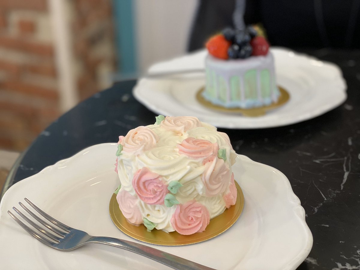 さらぽん 表参道にある ドルチェマリリッサ ななせが以前行ってたカフェで気になってたのでライブ前に行ってきました 見た目可愛いし味も美味しくて満足 ๑ ڡ ๑ ピンク ショートケーキ 緑 チョコレートケーキ Tws Nanase わーわーすた1008 わーすた