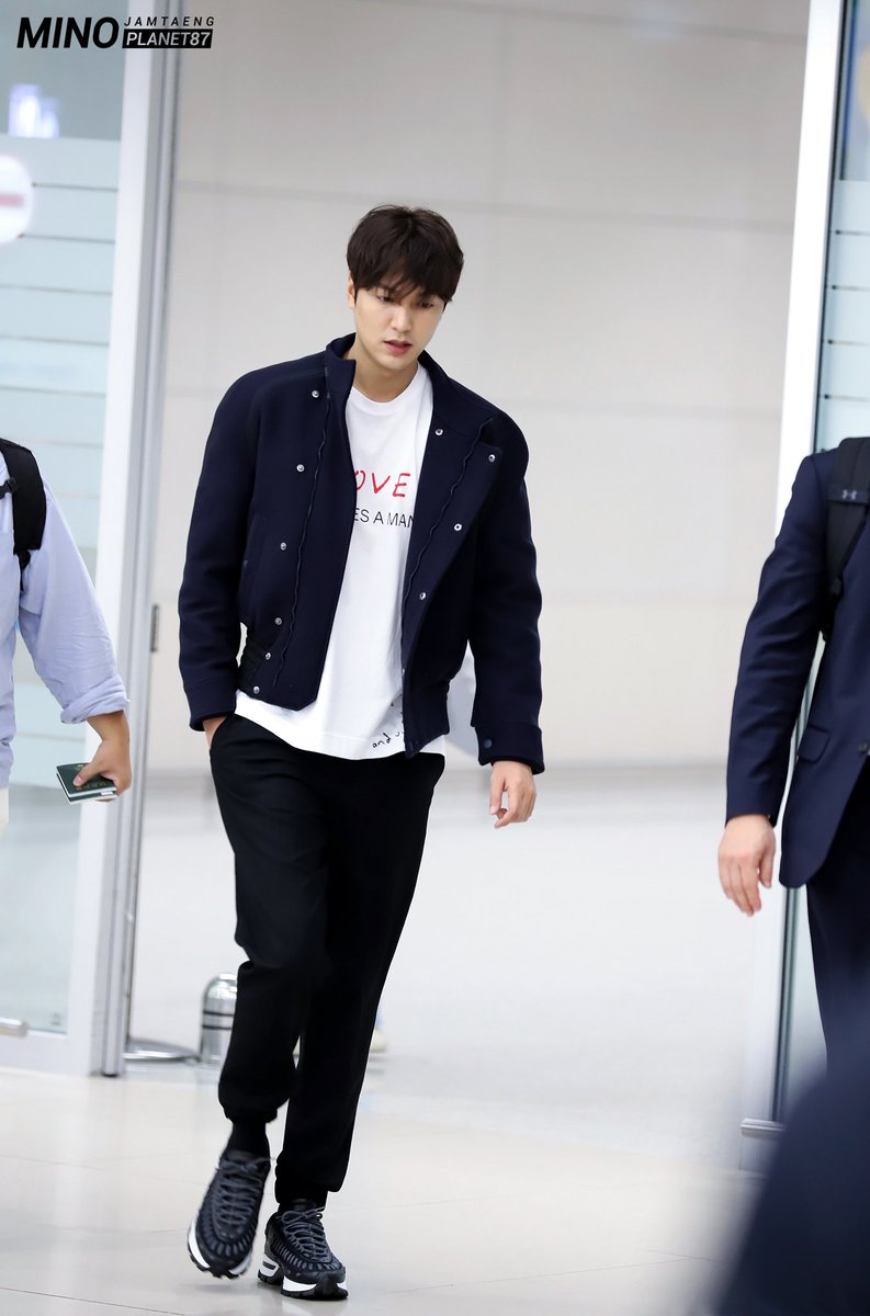 hjleesin's tweet photo. 20191007 발리입국민호
이곤황제의 모습..범접할수 업따..
#이민호 #LEEMINHO #영원의 군주 #더킹 #이곤황제
https://t.co/D898wLTaG7 https://t.co/2S5SaGOPwI