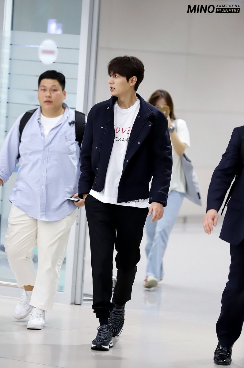 hjleesin's tweet photo. 20191007 발리입국민호
이곤황제의 모습..범접할수 업따..
#이민호 #LEEMINHO #영원의 군주 #더킹 #이곤황제
https://t.co/D898wLTaG7 https://t.co/2S5SaGOPwI