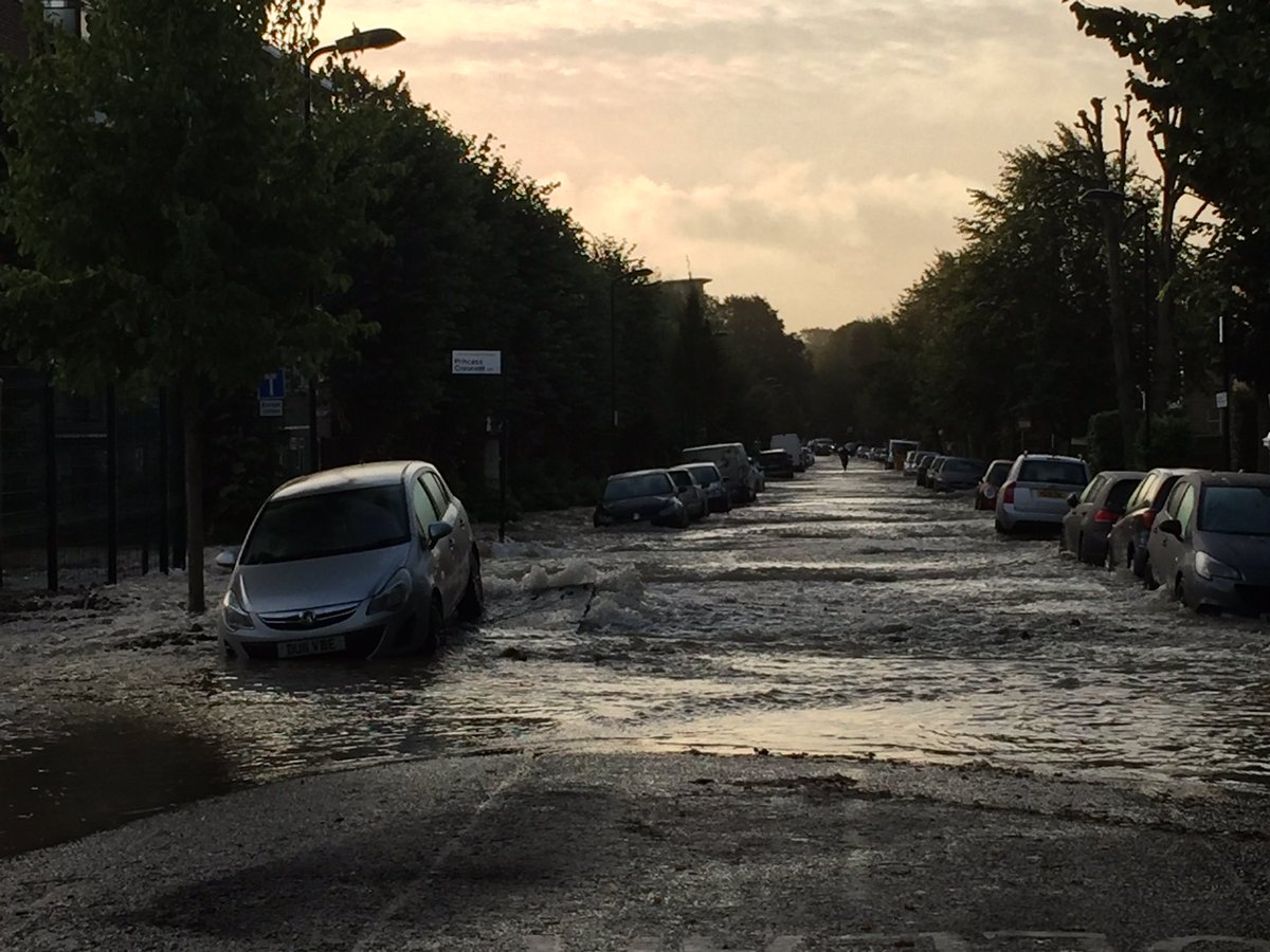 Big burst water main outside Parkwood School! <a href="/thameswater/">Thames Water 💧</a>