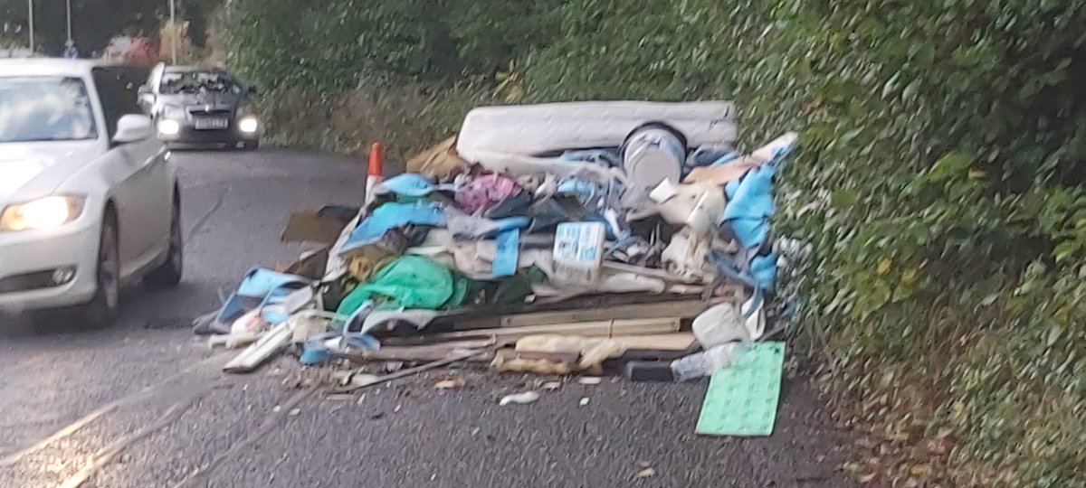 Global_Mongrel's tweet image. #flytippers #Flytipping 3.5tonne lorry load Dumped in #Springlane #ColdenCommon reducing to 1 lane. @Wave105Travel @wave105 @dailyecho @XanPhillips @voicefmradio @hantshighways @hantsconnect
@HantsPolRoads @HantsPolice (Has been reported to police and @WinchesterCity)
