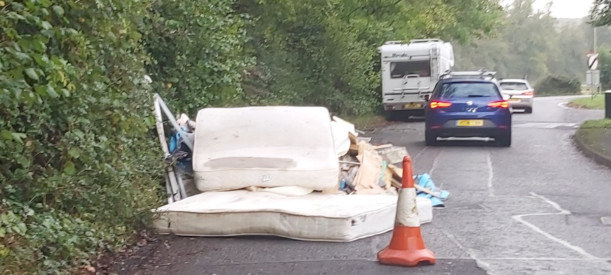 Global_Mongrel's tweet image. #flytippers #Flytipping 3.5tonne lorry load Dumped in #Springlane #ColdenCommon reducing to 1 lane. @Wave105Travel @wave105 @dailyecho @XanPhillips @voicefmradio @hantshighways @hantsconnect
@HantsPolRoads @HantsPolice (Has been reported to police and @WinchesterCity)