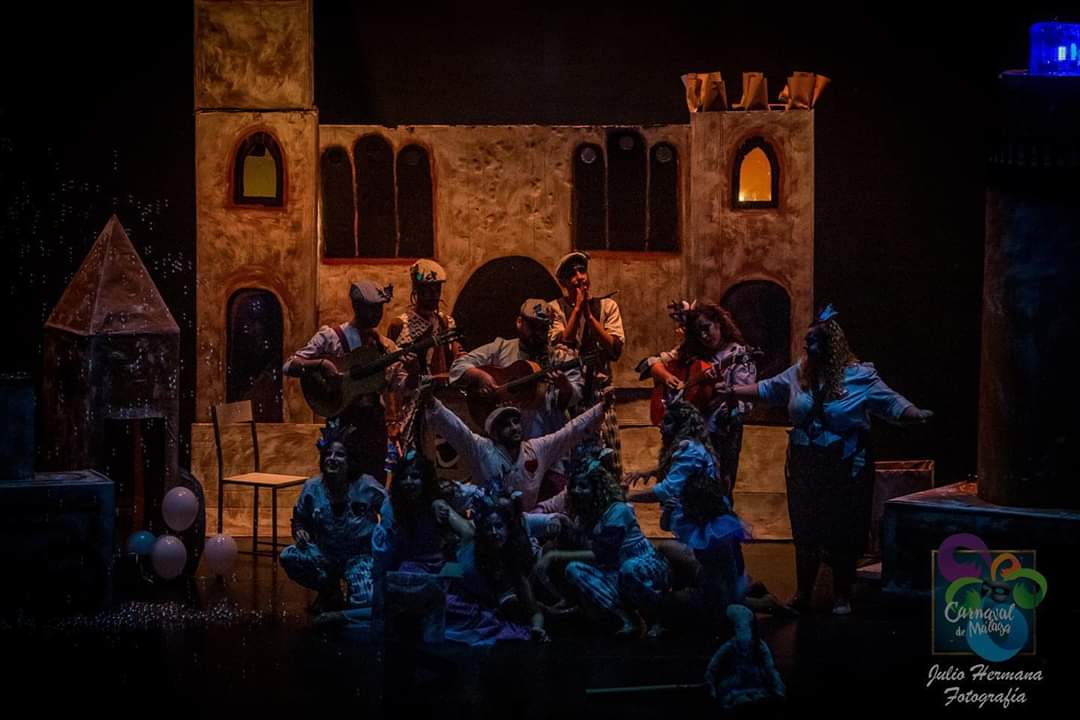 Oye, oye...que ahí hay gente! Despierta! 
Eh tú! Despierta! Mira! 
Oh...qué sueño! Ala! Pero esto qué es?
...el Cervantes amiga...
Vamos a cantarle!
...y no hubo noche más Bonita...
#imaginaque...
#valkirias
#carnavaldemalaga
Imagenes de Carnaval por Julio Hermana