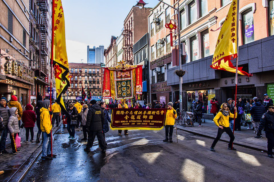 Los jóvenes reinventan el Chinatown de Nueva York: bit.ly/30XBFhE

Cada vez hay más bares, galerías y cafés elegantes que se mezclan entre los tradicionales supermercados chinos y los restaurantes de “dim sum”.