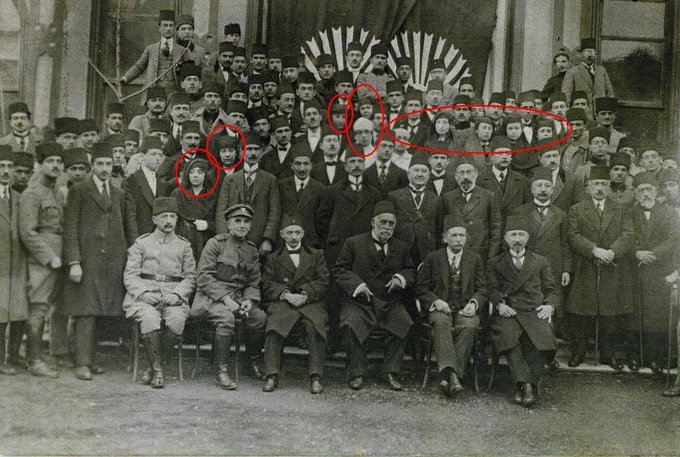 Tam yüz yıl öncesi; Tıbbiyeli kadınlar ve erkekler bir arada. 14 Mart 1919 İlk Tıp Bayramı kutlaması, İstanbul - Beyazıt,