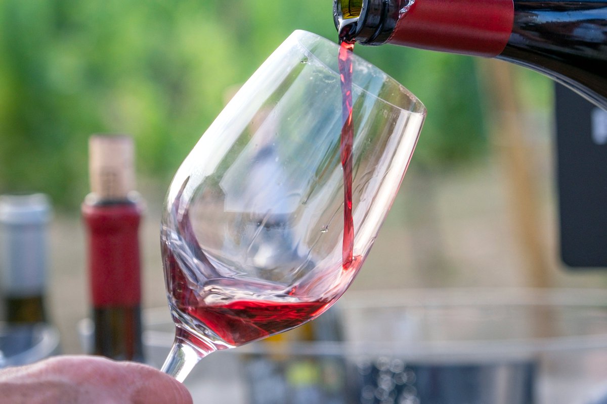 Pour the #wine and enjoy the moment. Find out the singularities of #lacarreteradelvi.