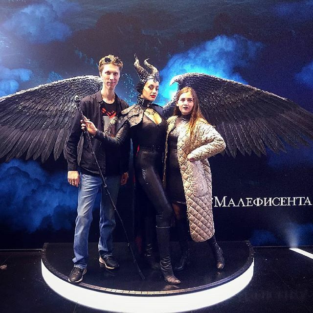 xSquallit's tweet photo. ��ы с @adminoy и #малифисента на стенде #disney на #игромир2019 и #comicconrussia2019 https://t.co/jlTTbUh5ID