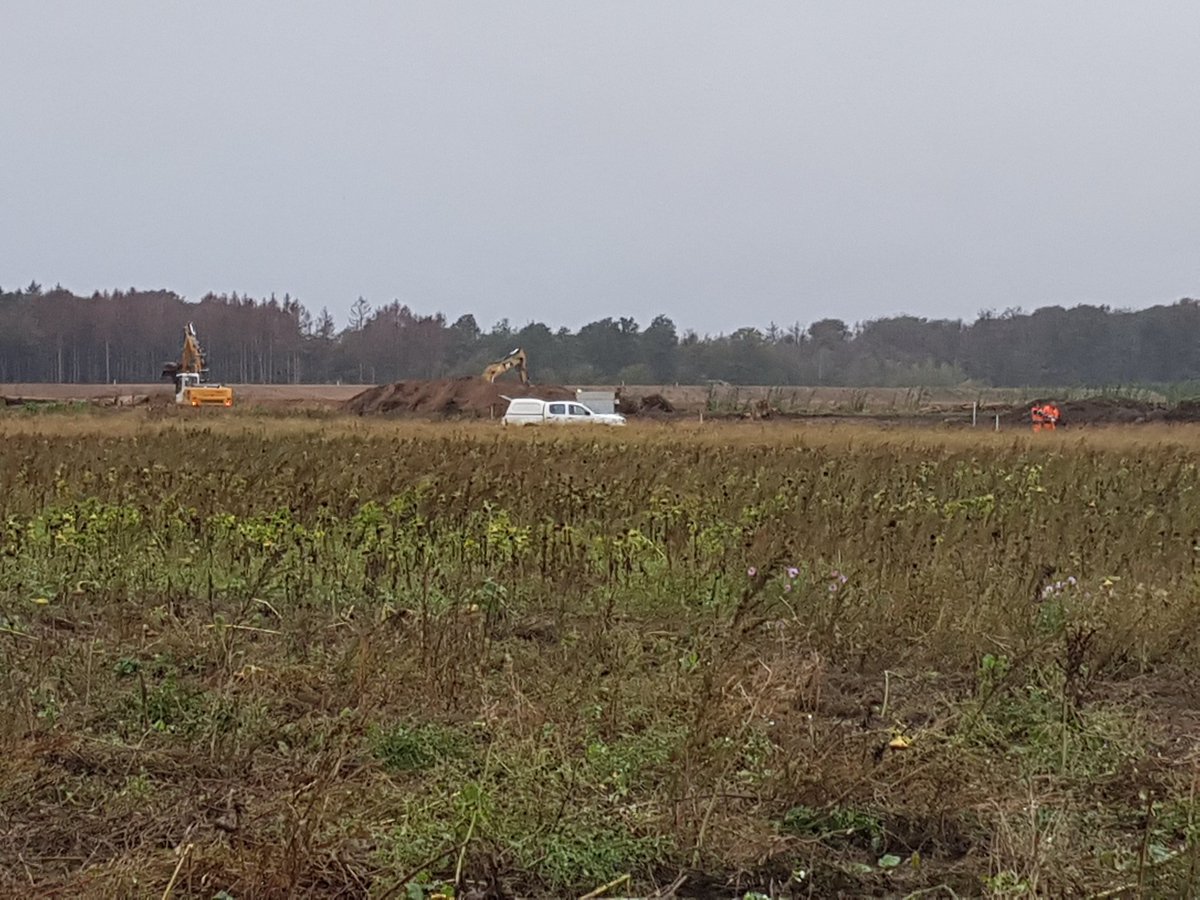 babyblu21300226's tweet photo. #DRECKSLOCH #hambibleibt #Morschenichbleibt #baggerbuh #ichkotze In Rekordzeit werden die Wälle versetzt und abgesteckt!!!! https://t.co/HjUGjkmir2