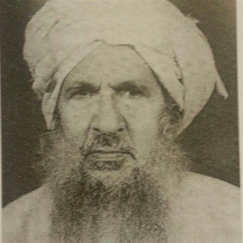 #العلامة_محمد_بن_شامس_البطاشي من تلامذة #الإمام_الخليلي، صاحب أضخم موسوعة شعرية، فقد ألف منظومة سلاسل الذهب، وتحوي (١٢٤ ألف بيت) بعدّ أنبياء الله ورسله، توفي في محرابه أثناء خُطبة عيد الفطر سنة ١٤٢٠ هجري، وكان قبلها بيومين رأى النبي في المنام يبتسم له ويسلمه مفاتيح بيته في الجنة.